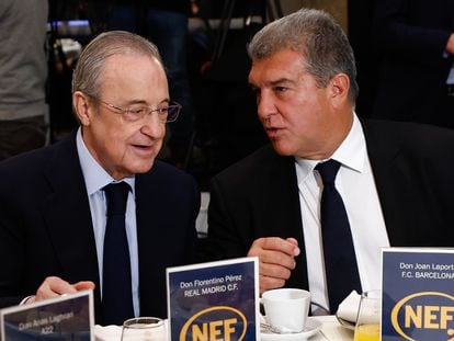 Los presidentes del Real Madrid y Barcelona, Florentino Pérez y Joan Laporta, en diciembre de 2022