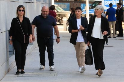 A la derecha, con un maletín en la mano, la abogada de Luis Rubiales, Olga Tubau, a su llegada este lunes a la Audiencia Nacional junto a los peritos propuestos por la defensa.