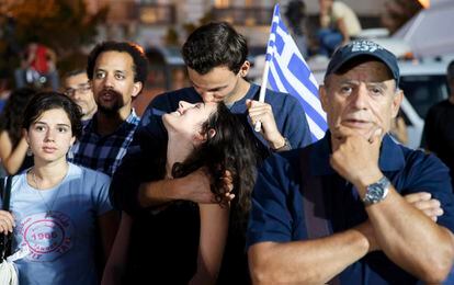 Una pareja se besa durante la celebración del 'no' en Atenas (Grecia).