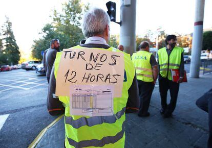 Los trabajadores protestan este lunes en la jornada de huelga en San Lorenzo de El Escorial. 