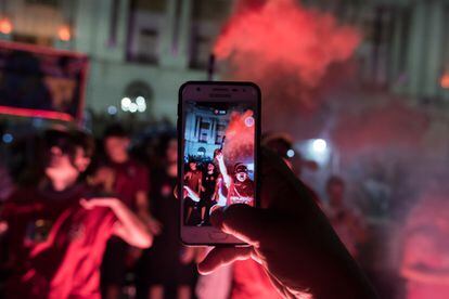 Seguidores de Lula viendo el conteo en la plaza de Cinelandia, en Río de Janeiro.