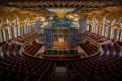 Interior del Palau de la Música durante los trabajos de restauración del conjunto escultórico del proscenio durante el cierre por la pandemia.
