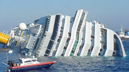 El crucero "Costa Concordia" tras encallar frente a las costas de la isla de Giglio.