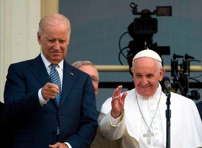 El papa Francisco, junto a Joe Biden, saluda desde el Capitolio durante su visita a EEUU en 2014.