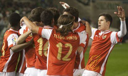 Los jugadores del Racing, con una camiseta conmemorativa roja, celebran un gol ante el Mirandés.