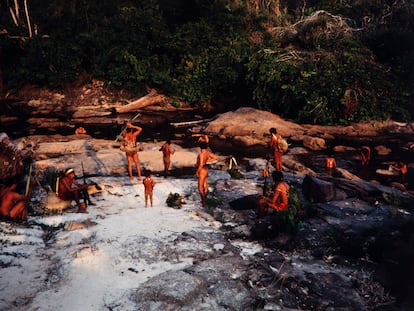 Un grupo de indigenas araweté, a orillas de un río tras un día de caza.