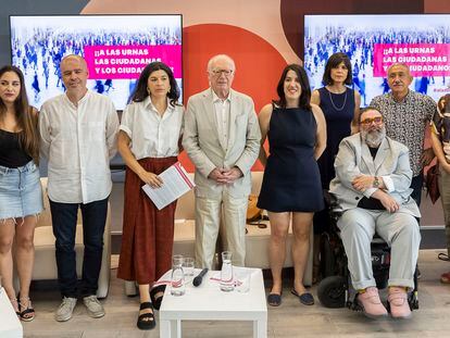 Nicolás Sartorius (c), junto al secretario general de UGT, Pepe Álvarez (2d), el de CC OO, Unai Sordo (3i), la periodista y humorista Nerea Pérez de las Heras (4i), el escritor y actor Bob Pop (3d), y la actriz Amparo Climent (d), entre otros, este martes, en el Círculo de Bellas Artes de Madrid.
