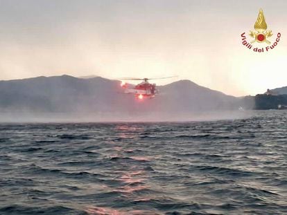 Un helicóptero participa en las tareas de rescate en el naufragio en el Lago Maggiore, en el norte de Italia, este 28 de mayo de 2023, en una imagen del cuerpo italiano de bomberos.