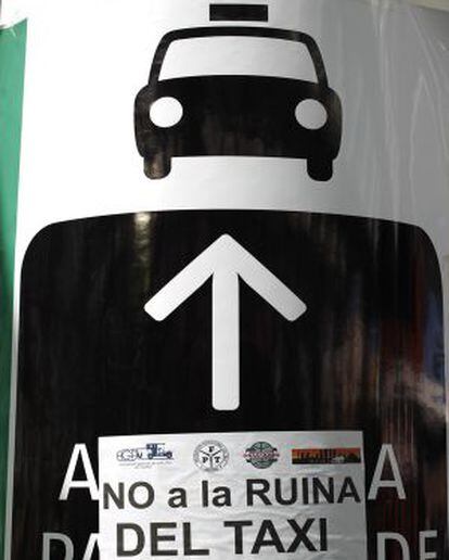 Un cartel de protesta en una parada de taxi.