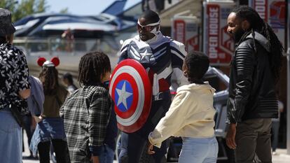 Un Capitán América negro charla con unos niños en Disneyland París.