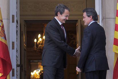 El presidente del Gobierno, José Luis Rodríguez Zapatero, recibe al Presidente de la Generalitat de Cataluña, Artur Mas, en el palacio de la Moncloa.
