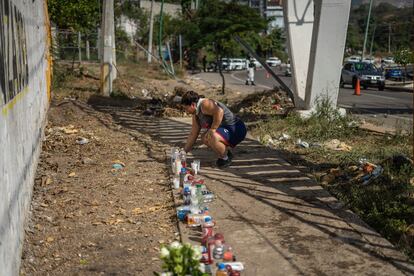 Una mujer prende una vela en el lugar del accidente en la carretera Tuxtla-Chiapa de Corzo en el estado de Chiapas.
