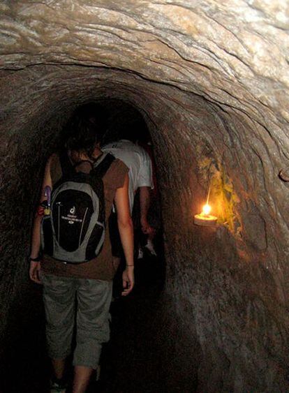 Turistas recorriendo los túneles de Vinh Moc, Vietnam