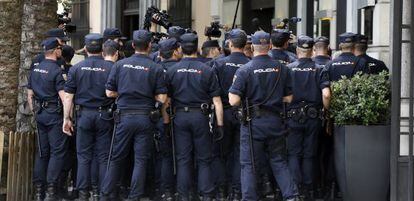 Agentes policiales rodean este mi&eacute;rcoles a unos pocos manifestantes y periodistas.