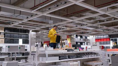 Un trabajador prepara la nueva tienda un día antes de la apertura, en Bogotá (Colombia), el 27 de septiembre.