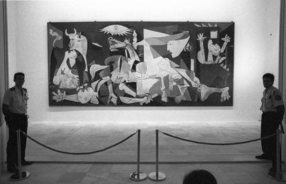 El 'Guernica', de Pablo Picasso, durante su primera instalación en el Museo reina Sofía en 1992.