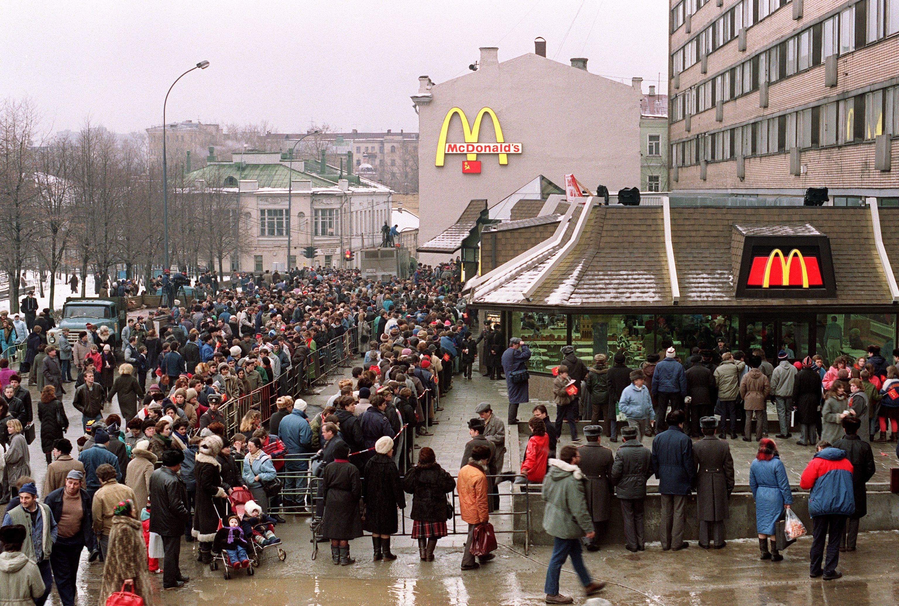 La apertura del primer McDonald's en Rusia, el 31 de enero de 1990 en la plaza Pushkin de Morcú. 