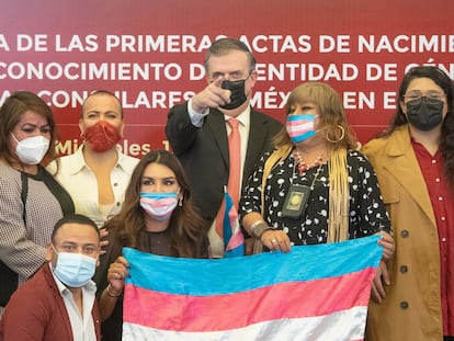 El canciller mexicano Marcelo Ebrard, junto a activistas de la comunidad LGBT, este miércoles.