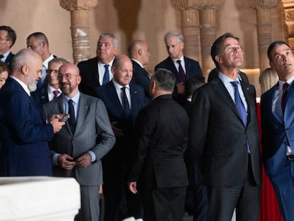 El presidente del Gobierno en funciones, Pedro Sánchez, habla con el primer ministro holandés, Mark Rutte, durante la III Cumbre de la Comunidad Política Europea, el 5 de ocutbre en el Patio de los Leones de la Alhambra.