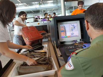 Ensayo de embarque con figurantes en la nueva terminal del aeropuerto de Santiago de Compostela.