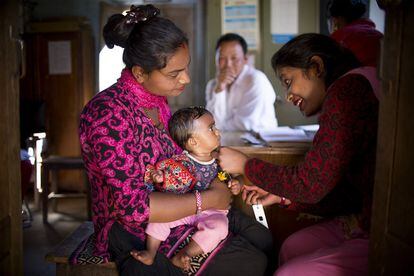 Una enfermera del centro de salud de Devabhumi Baluwa (Nepal) mide el brazo de una niña para comprobar si sufre desnutrición. Antes de los terremotos del 25 de abril y 12 de mayo de 2015, un 40% de menores de cinco años padecía desnutrición crónica en el país. Por eso, tras los seísmos los esfuerzos por detectar y prevenir casos de alimentación insuficiente se han redoblado.