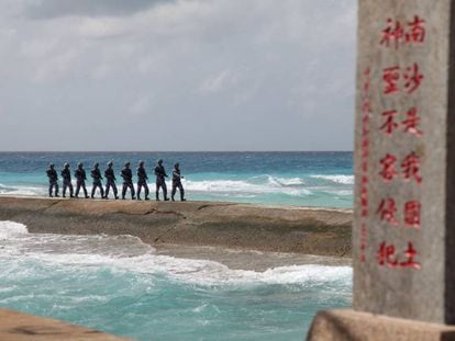 Soldados chinos en la islas Spratly, en febrero de 2016