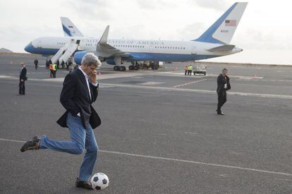 El secretario de Estado norteamericano John Kerry juega con un balón durante una parada de repostaje de conbustible del avión en la isla de Sal, Cabo Verde.