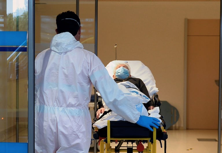 Un paciente llega a las urgencias respiratorias en la zona habilitada para covid-19 en el Hospital Río Hortega de Valladolid.