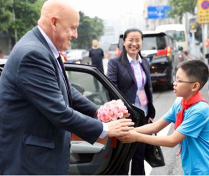 Leontxo García, recibido por un alumno del colegio Jiangnan, en Chongqing