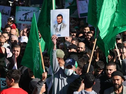 Un joven mostraba el viernes una foto del líder de los rebeldes hutíes en Yemen, Abdel Malik al Huthi, entre banderas de Hamás, durante la manifestación en apoyo a Gaza en Ramala.