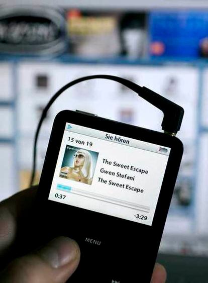 Imagen de un iPod, uno de los soportes que se verán afectados por el gravamen.