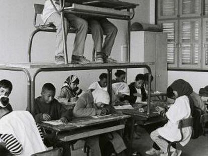 Fotografía de la serie 'La salle de classe (El aula)', 2000-2002, de Hicham Benohoud.