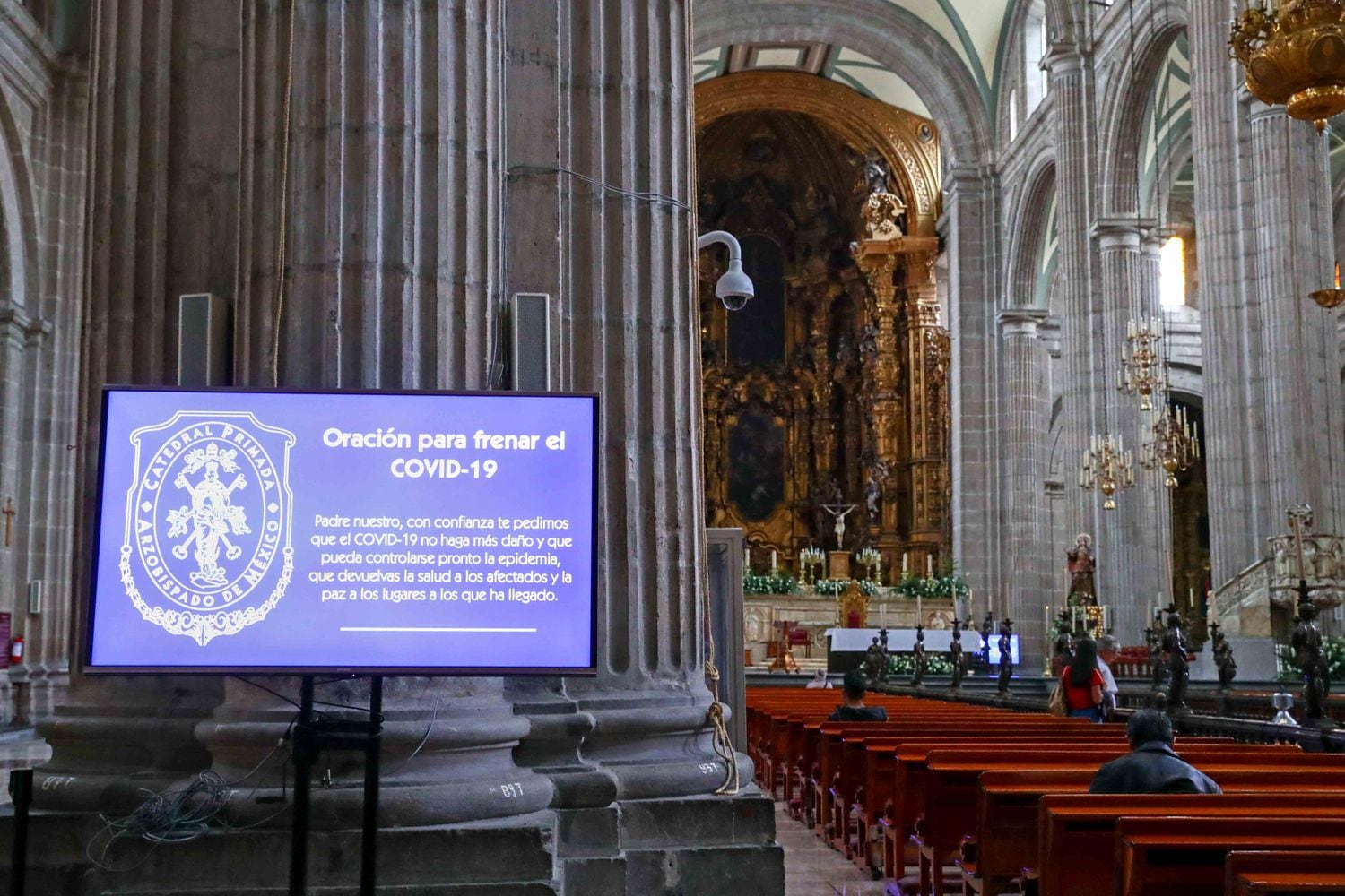 Un anuncio de advertencia en la Catedral de Ciudad de México.