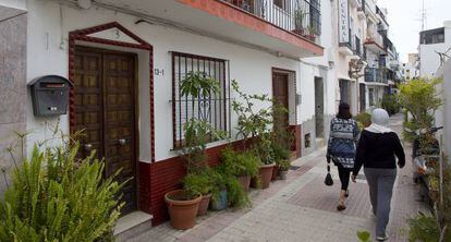 Dos mujeres caminan frente a la casa del menor fallecido. 