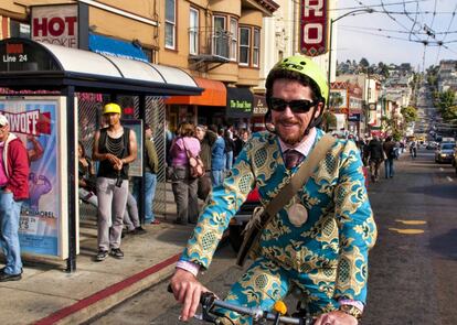 Un ciclista en el popular barrio de Castro, en San Francisco.
