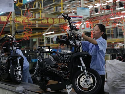 Línea de montaje de bicicletas eléctricas en una fábrica de Sichuán, en el oeste de China, el 17 de junio.