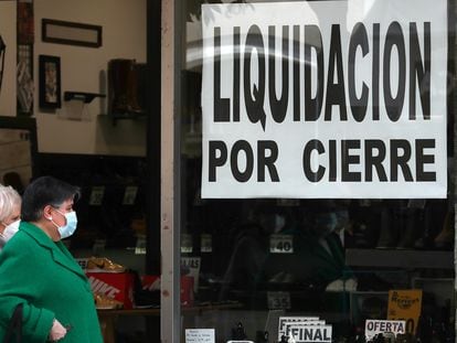Una tienda con el cartel de liquidación durante la tercera ola de la pandemia de coronavirus, en el centro de Madrid.