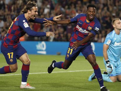 Ansu Fati y Griezmann celebran el primer gol del Barcelona ante el Valencia. En vídeo, declaraciones de los entrenadores tras el partido.