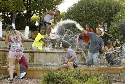 Los indignados se bañan en la fuente de la Plaza de la Constitución, en Vallecas.