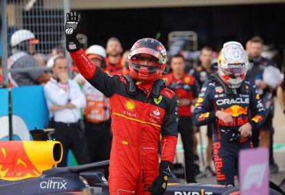 Carlos Sainz, de Ferrari, celebra después de clasificarse.