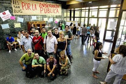 Docentes del vestíbulo del IES San Blas (Madrid) protestan por los recortes que afectan a profesores interinos.