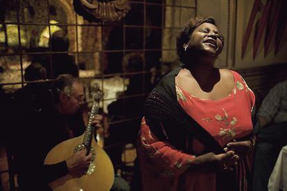 Ana María es congoleña. Allí aprendió el Fado que ahora canta en Lisboa (aquí, en la Taverna del Rey). "El fado no tiene color ni fronteras"