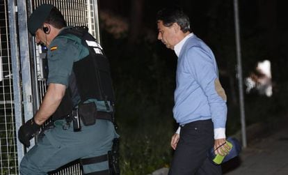 Ignacio Gonz&aacute;lez camino de los calabozos de la Guardia Civil de Tres Cantos (Madrid), tras ser detenido. 
