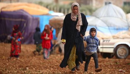 Civiles sirios en un campo de refugiados. 