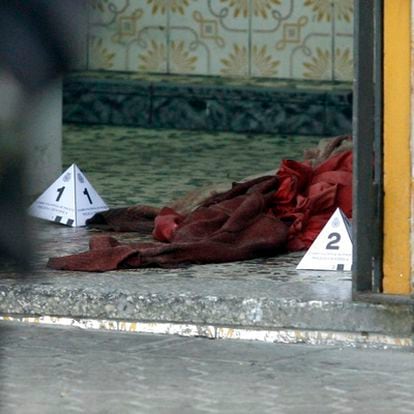 Detalle de ropa manchada de sangren del crimen en un bar de Los pajaritos, en Sevilla