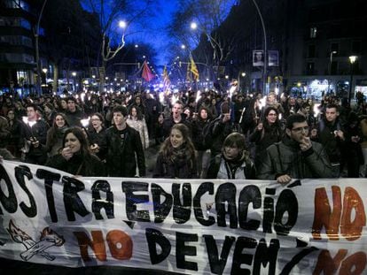 Manifestantes universitarios por las calles de Barcelona.