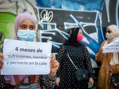 Grupo de marroquies que se han quedado colgados en Barcelona y sin posibilidad de volver a Marruecos protestan en frente al consulado de su pais. (Foto: JUAN BARBOSA)