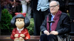 30-09-2020 FOTO DEL 23-10-2014 PARQUE DE SAN FRANCISCO OVIEDO EL DIBUJANTE QUINO CON UNA ESTATUA DE MAFALDA DESCUBIERTA EN SU HONOR. Paco Paredes