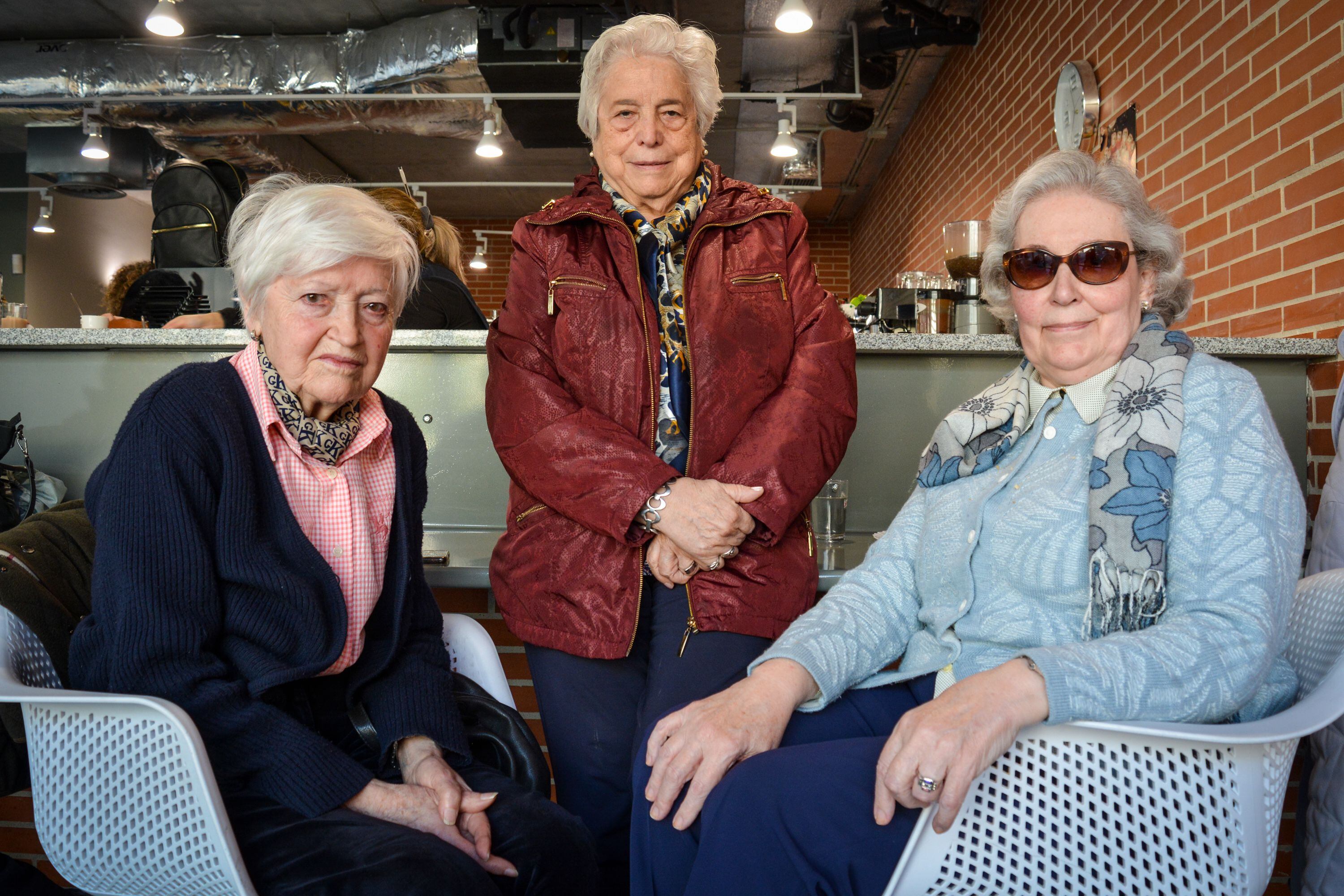 Desde la izquierda: Carmen García, Pilar Arias y Yolanda Muñoz, en la cafetería del Centro de Mayores Antonio Mingote (Madrid).