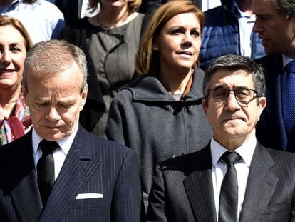 El embajador belga, Pierre Labouverie, a la izquierda, y el presidente del Parlamento espa&ntilde;ol, Patxi L&oacute;pez, este mi&eacute;rcoles junto al Congreso.